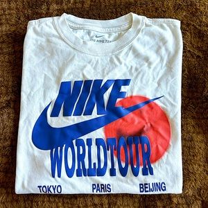 Nike Sportswear World Tour Tee Size S